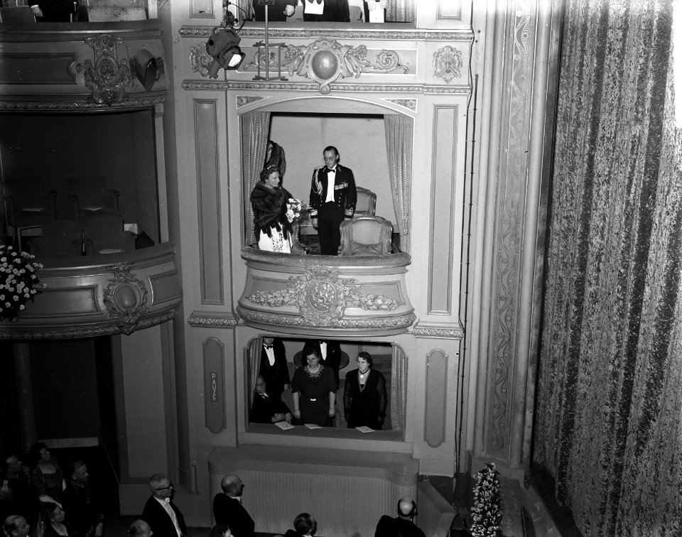 Koningin Juliana en Prins Bernhard in Koninklijke Schouwburg Den Haag, Bestanddeelnr 903-0123
