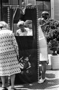 Koningin Juliana krijgt een poppenkast van de delegatie uit Badhoevedorp, Bestanddeelnr 927-9850