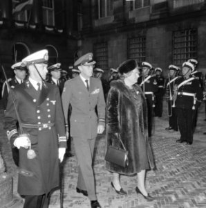 Koningin Juliana en prins Bernhard inspecteren de erewacht, Bestanddeelnr 918-8579