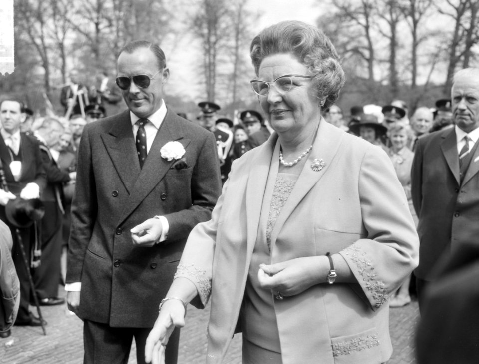 Koningin Juliana en prins Bernhard lopen door de mensen in de tuin van Paleis So, Bestanddeelnr 916-3755