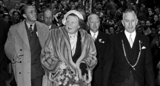 Koningin Juliana en prins Bernhard met burgemeester H.H.C. Vos (1954)