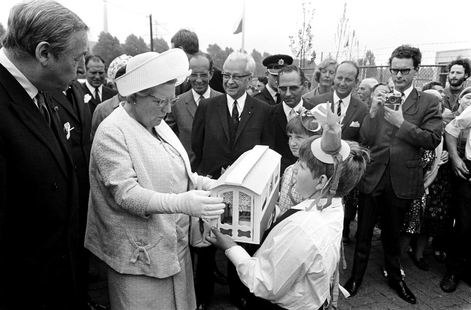 Koningin Juliana krijgt een miniatuur van een woonwagen, Bestanddeelnr 922-5613
