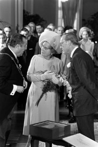 Koningin Juliana en prins Bernhard in het stadhuis in Bonn, Bestanddeelnr 925-0823