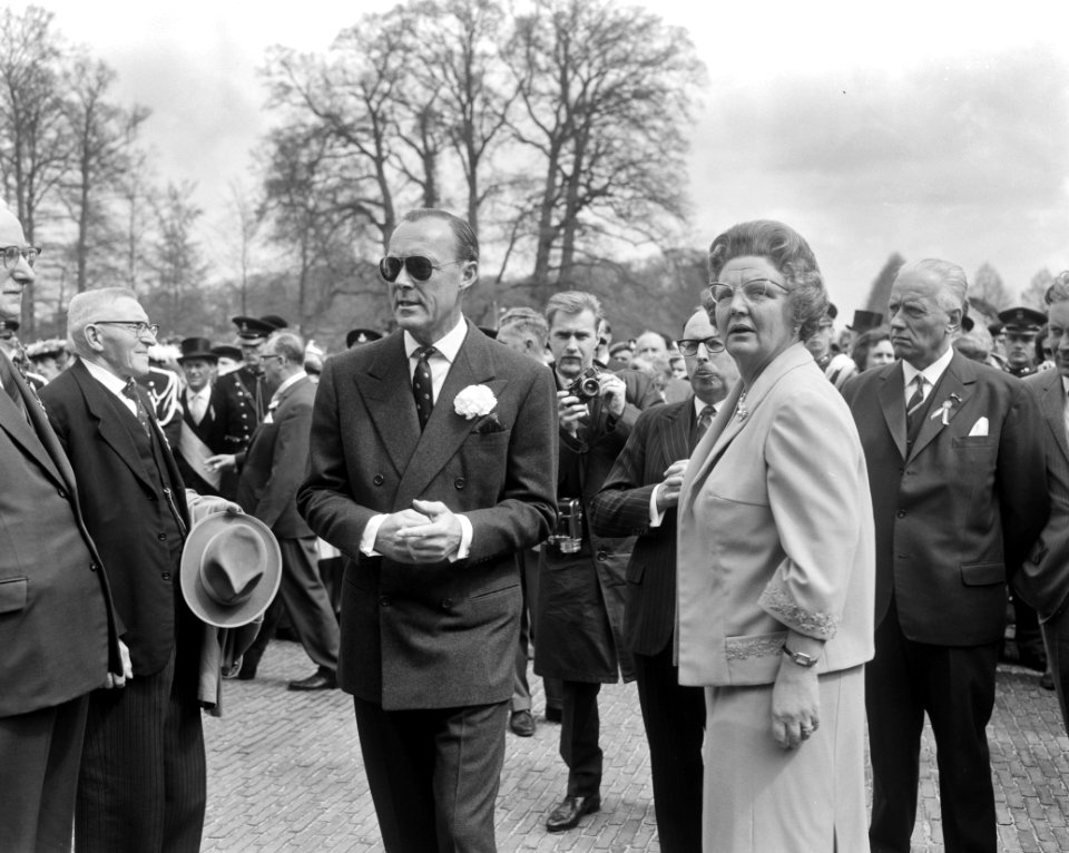 Koningin Juliana en prins Bernhard lopen door de mensen in de paleistuin, Bestanddeelnr 916-3758