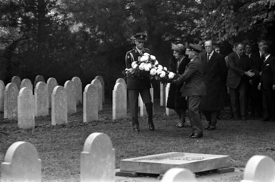 Koningin Juliana en prins Bernhard leggen een krans op het ereveld van Nederland, Bestanddeelnr 925-0872