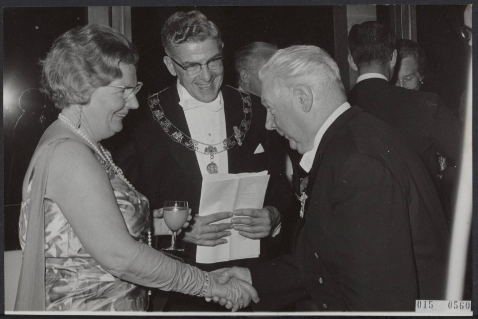 Koningin Juliana, burgemeester Wim Thomassen en dirigent Eduard Flipse, Bestanddeelnr 015-0560