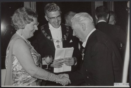 Koningin Juliana, burgemeester Wim Thomassen en dirigent Eduard Flipse, Bestanddeelnr 015-0560