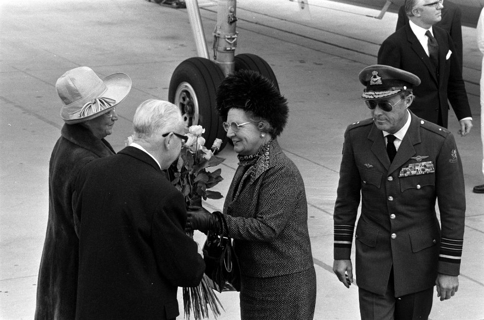 Koningin Juliana krijgt na aankomst op het vliegveld Wahn bij Bonn bloemen aange, Bestanddeelnr 925-0765