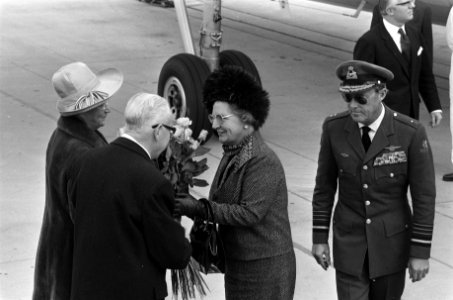 Koningin Juliana krijgt na aankomst op het vliegveld Wahn bij Bonn bloemen aange, Bestanddeelnr 925-0765