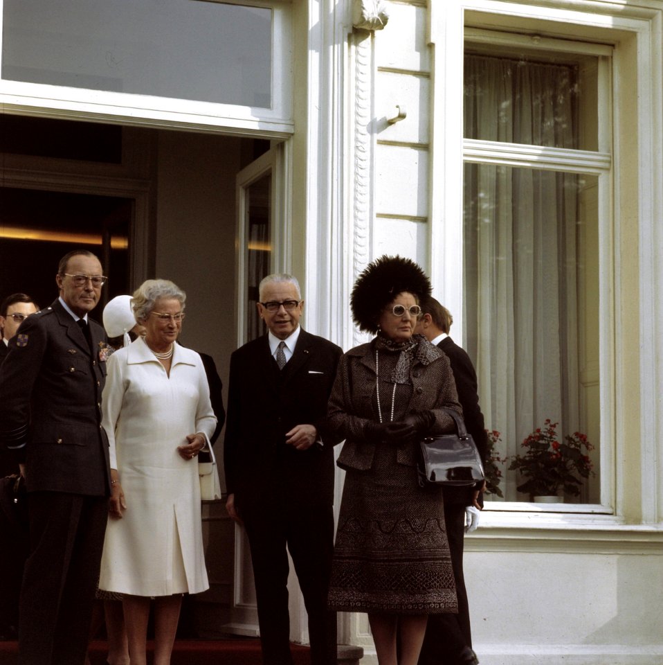 Koningin Juliana en prins Bernhard met president Heinemann en diens echtgenote o, Bestanddeelnr 254-8981