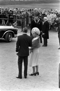 Koningin Juliana en prins Bernhard leggen krans bij een monument in Hofgarten, B, Bestanddeelnr 925-0787