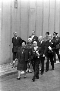 Koningin Juliana, burgemeester Samkalden en de genodigden maken een korte wandel, Bestanddeelnr 921-8111