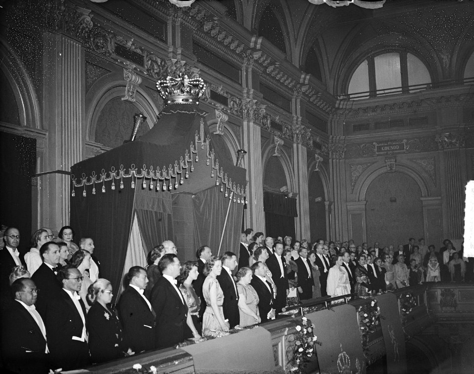 Koningin Juliana en prins Bernhard in het concertgebouw, Bestanddeelnr 904-0208