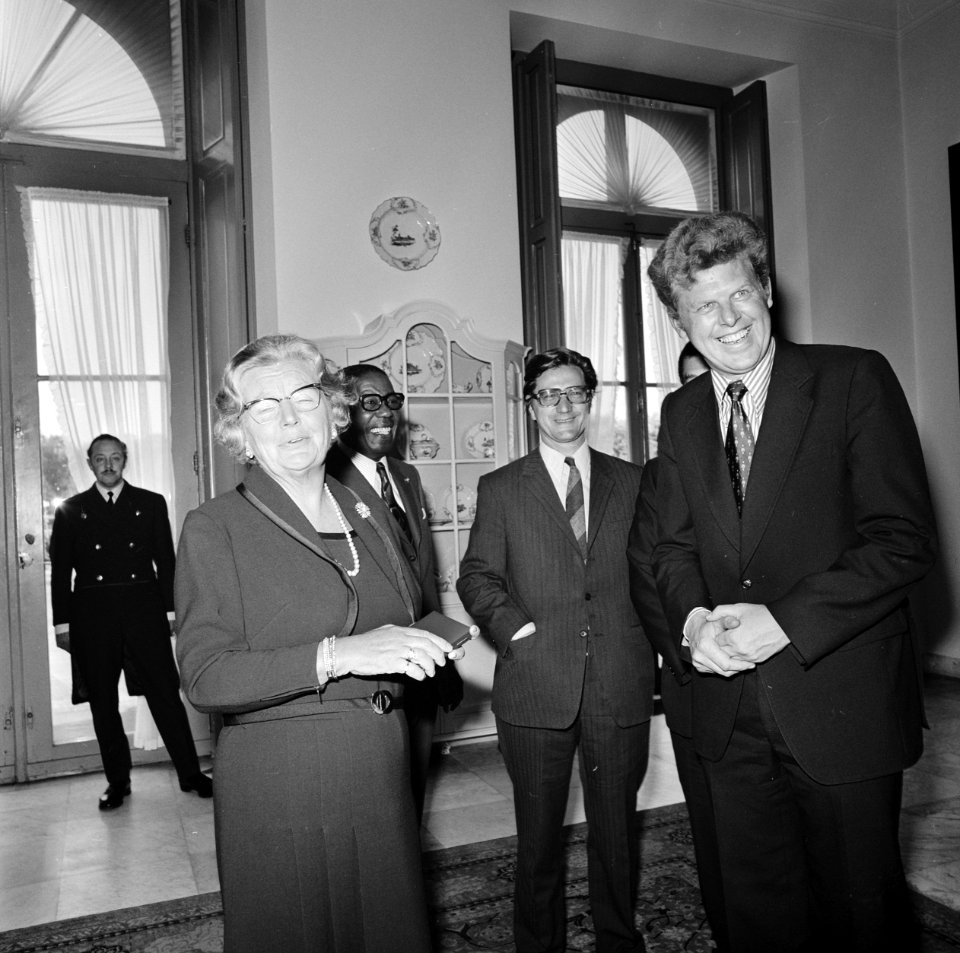 Koningin Juliana krijgt op Paleis Huis ten Bosch zilveren jubileum tientje en ju, Bestanddeelnr 926-6571