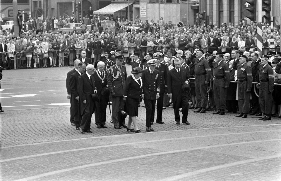 Koningin Juliana en prins Bernhard na de kranslegging, Bestanddeelnr 922-3785