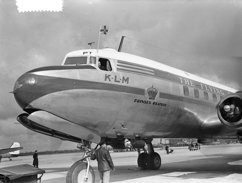 Koningin Juiana en prins Bernhard gaan voor hun staatsbezoek met dit KLM-toestel, Bestanddeelnr 905-0316