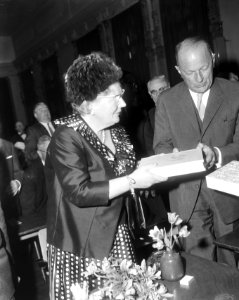 Koningin Juliana krijgt het jubileumboek overhandigd, Bestanddeelnr 919-1766
