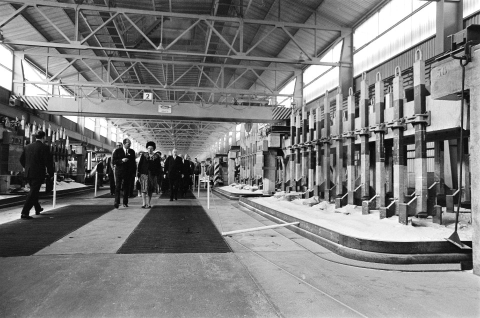Koningin Juliana en prins Bernhard openen Aluminiumfabriek te Delfzijl, Bestanddeelnr 919-3077