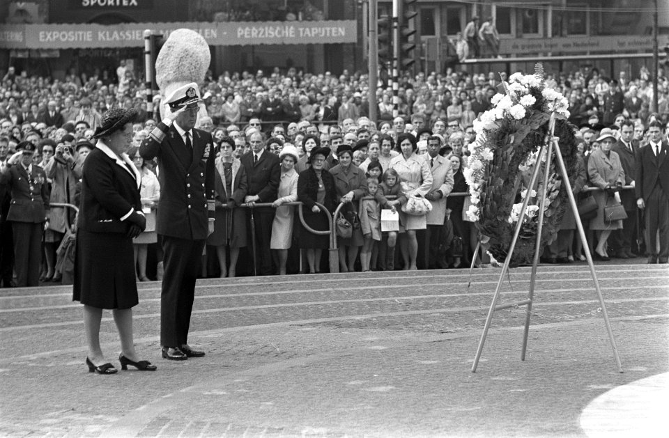 Koningin Juliana en prins Bernhard na de kranslegging bij het Nationale Monument, Bestanddeelnr 922-3777