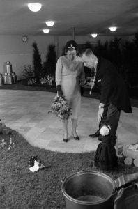 Koningin Juliana met de burgemeester van Maasland, FJ Groot Enzerik, Bestanddeelnr 912-0190