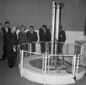 Koningin bij Werken met Atomen, Bestanddeelnr 918-9275