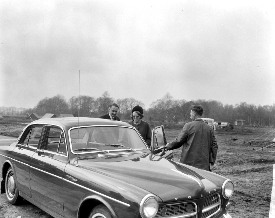 Koningin Juliana en Prins Bernhard openden te Uddel jongerenontmoetingscentrum d, Bestanddeelnr 917-6748