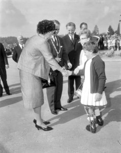 Koningin Juliana maakt kennis met een gehandicapte van het revalidatiecentrum in, Bestanddeelnr 919-5615