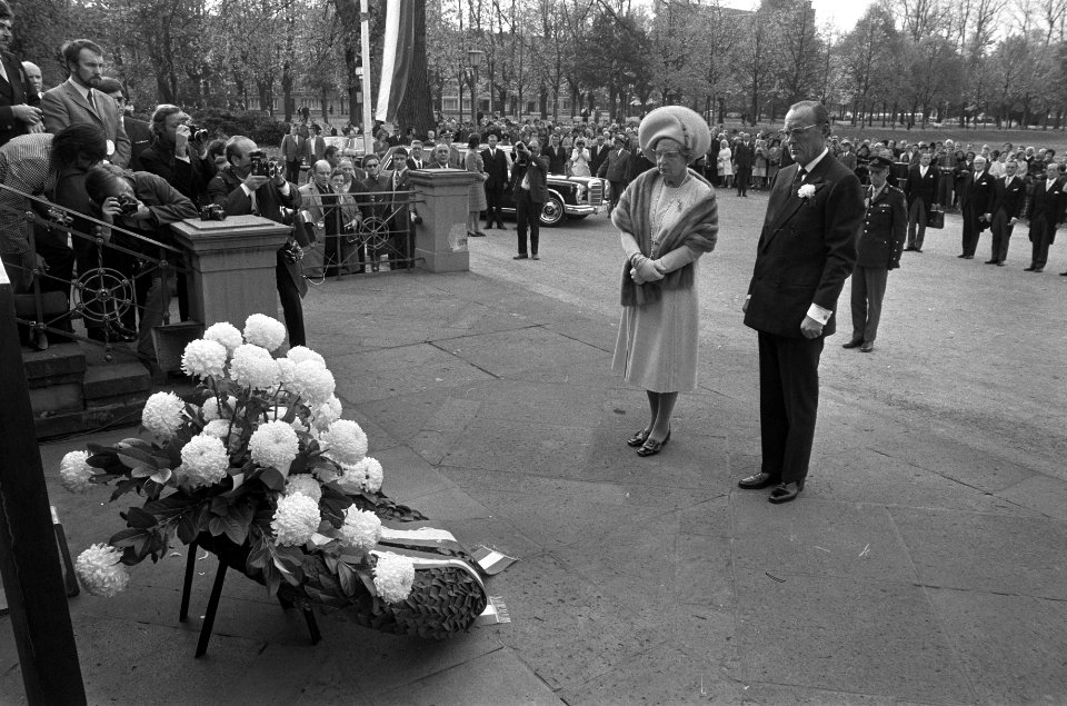 Koningin Juliana en prins Bernhard leggen een krans bij een monument in de Hofga, Bestanddeelnr 925-0779