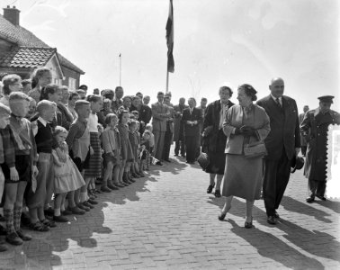 Koningin Juliana loopt langs een rij kinderen, Bestanddeelnr 907-7171