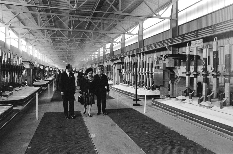 Koningin Juliana en prins Bernhard openen Aluminiumfabriek te Delfzijl, Bestanddeelnr 919-3076