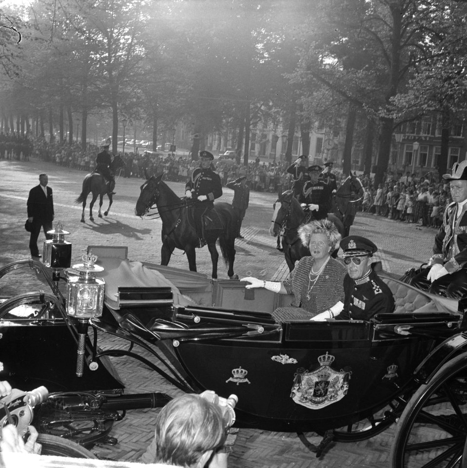 Koningin Juliana en prins Bernhard maken de rijtoer door Den Haag in een calèche, Bestanddeelnr 915-5343