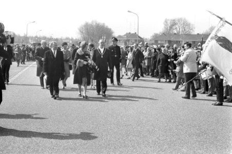 Koningin Juliana loopt door de stad, Bestanddeelnr 925-5544