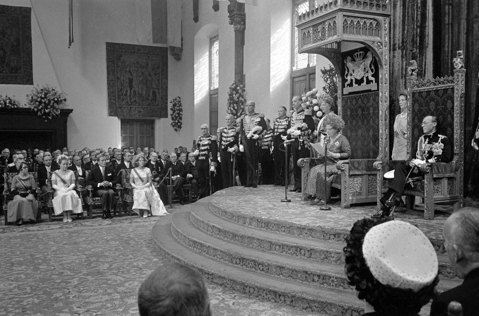 Koningin Juliana en prins Bernhard tijdens het uitspreken van de troonrede in de, Bestanddeelnr 919-5781