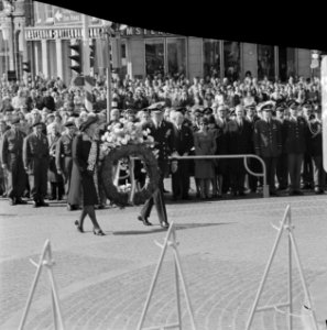 Koningin Juliana en prins Bernhard leggen een krans op Dam tijdens de plechtighe, Bestanddeelnr 926-3887