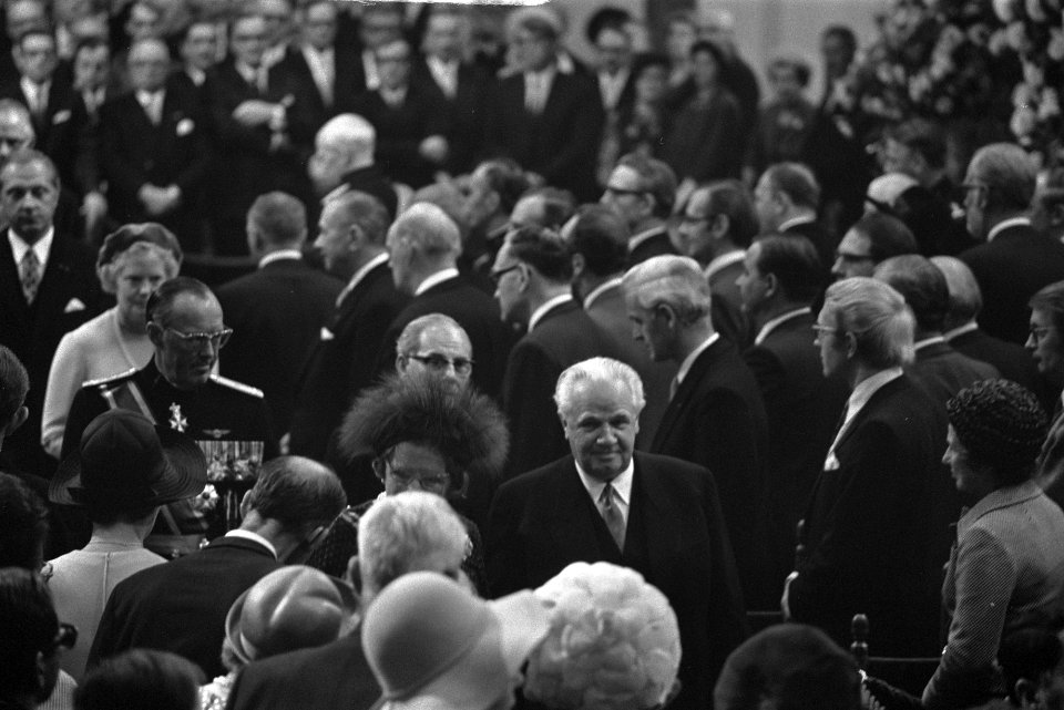 Koningin Juliana en prins Bernhard verlaten de Ridderzaal naast de koningin Twe, Bestanddeelnr 924-9564