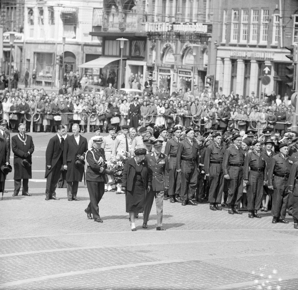Koningin Juliana en prins Bernhard na de kranslegging bij het Nationaal Monument, Bestanddeelnr 917-7270