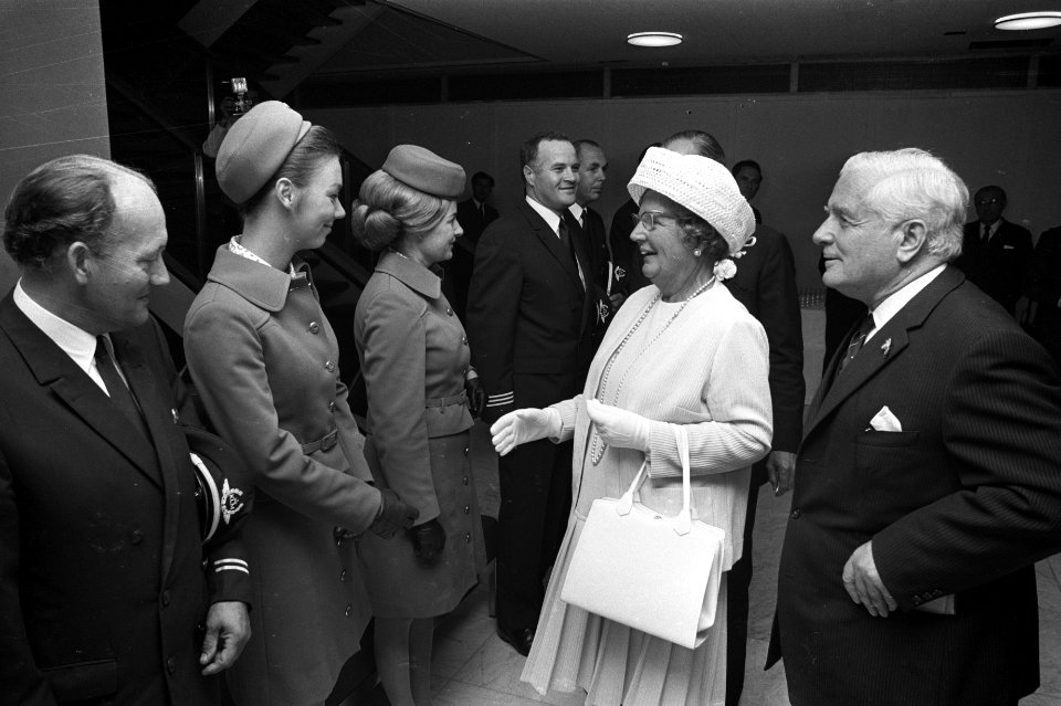 Koningin Juliana en Prins Bernhard vertrekken van Schiphol naar Thailand en Indo, Bestanddeelnr 924-8473