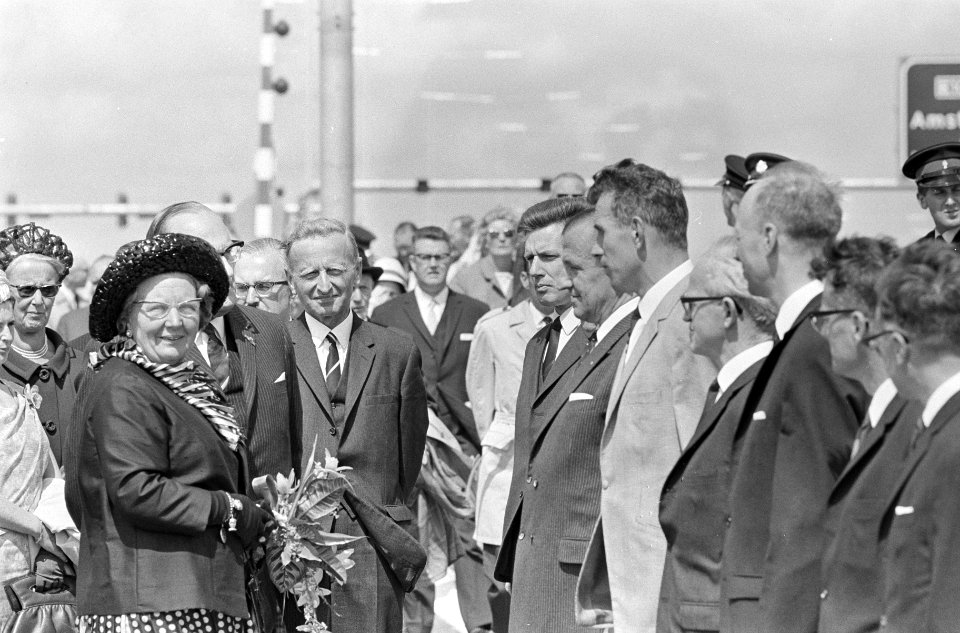 Koningin Juliana maakt kennis met enige uitvoerders van tunnelproject, Bestanddeelnr 919-2736