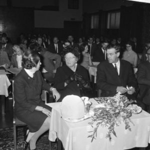 Koningin Juliana, in gesprek met mej. Van Paassen van de lustrumcommissie, Bestanddeelnr 921-7211