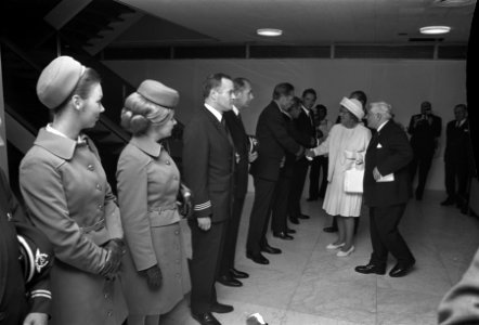 Koningin Juliana en prins Bernhard vertrekken van Schiphol naar Thailand en Indo, Bestanddeelnr 924-8477