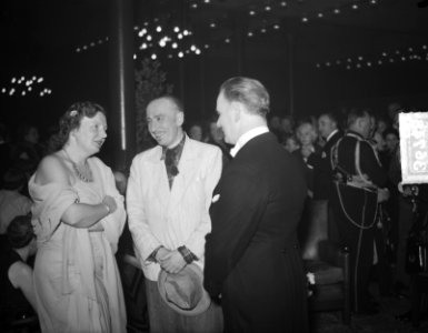 Koningin Juliana met Cor Ruys en Cruys Voorbergh in Centraal Theater, Bestanddeelnr 903-6748