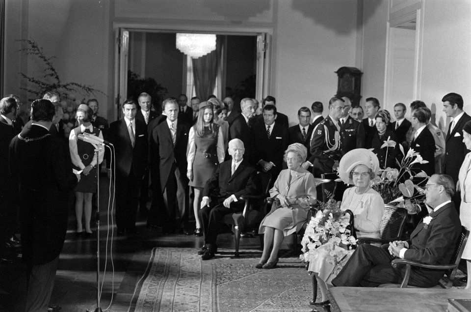 Koningin Juliana en prins Bernhard in het stadhuis van Bonn, Bestanddeelnr 925-0828