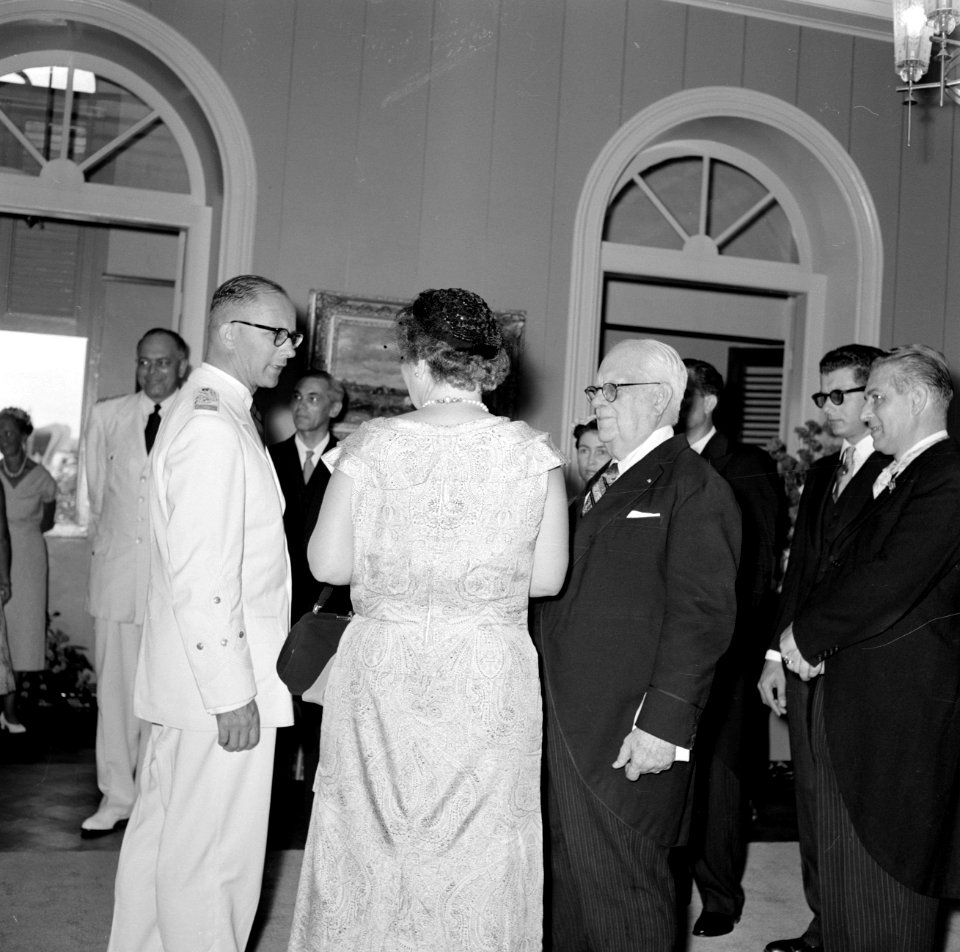 Koningin Juliana met de heer Alvarez Correa, aanbieder van het nationaal geschen, Bestanddeelnr 252-3590