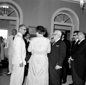 Koningin Juliana met de heer Alvarez Correa, aanbieder van het nationaal geschen, Bestanddeelnr 252-3590