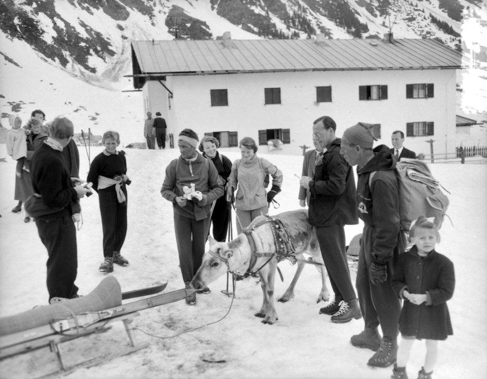 Koningin Juliana, prins Bernhard en prinses Beatrix in de sneeuw, Bestanddeelnr 907-0605