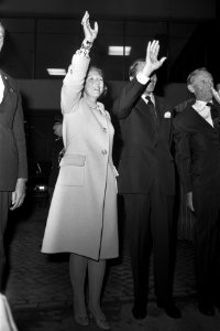 Koningin Juliana en Prins Bernhard vertrekken van Schiphol naar Thailand en Indo, Bestanddeelnr 924-8479