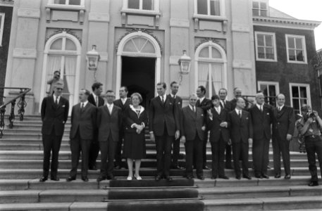 Koningin Juliana met de leden van het kabinet op het bordes van paleis Huis ten , Bestanddeelnr 924-7078