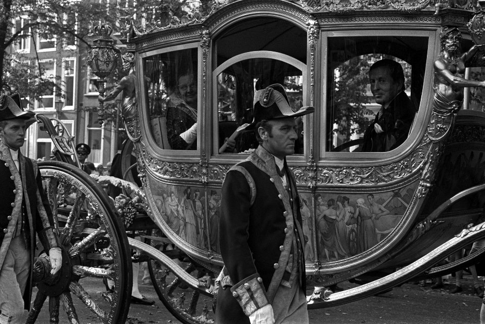 Koningin Juliana en prins Bernhard in de gouden koets, Bestanddeelnr 924-9538
