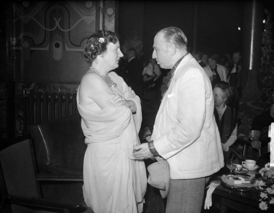 Koningin Juliana met Cor Ruys en Cruys Voorbergh in Centraal Theater, Bestanddeelnr 903-6749