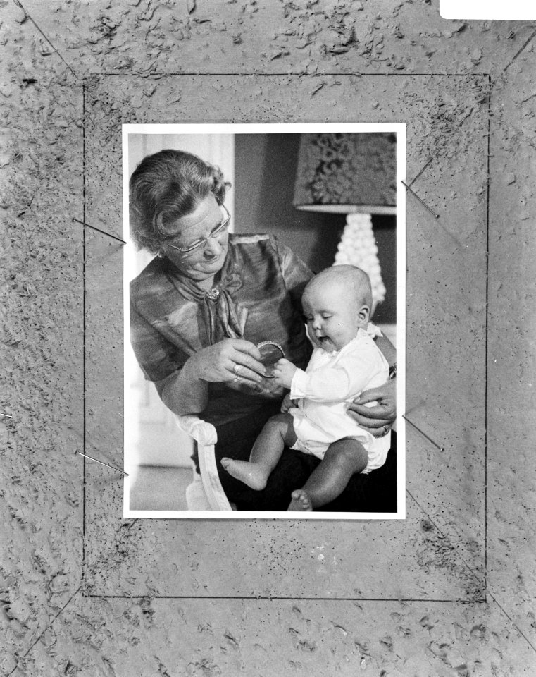 Koningin Juliana met prins Willem-Alexander op schoot, Bestanddeelnr 920-8153